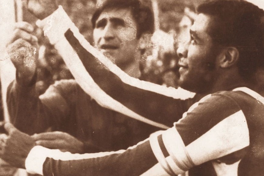 "Tatengue". Con la rojiblanca, durante un clásico disputado en 1969. Crédito: Archivo El Litoral.