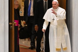 El papa Francisco apareció este lunes en el Aula Pablo VI caminando con ayuda de un bastón.