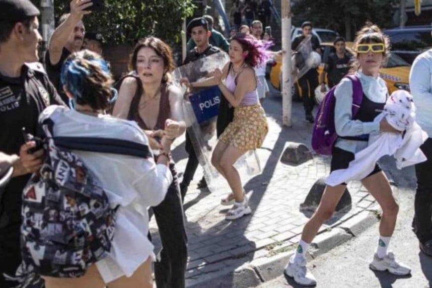 El personal policial antidisturbios realizó una redada en varios lugares