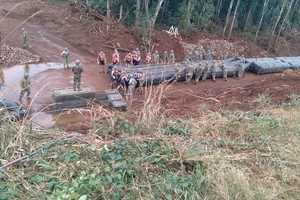 82 efectivos militares del Batallón de Ingenieros de Monte 12 viajaron el viernes más de 600 kilómetros para llegar hasta el puente de la ruta provincial n° 2 y resolver el corte entre Santa Rita y Colonia Aurora, en Misiones