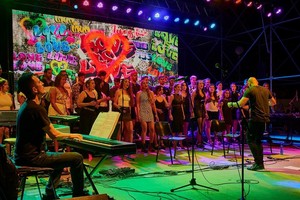 Gloriana (coro de la Asociación de Cultura Inglesa de Santa Fe), destacado coro de rock y pop argentino, presentando ?"Reset"? frente a más de 1.600 espectadores en el cierre del ciclo "?Noches Corales?", organizado por la Municipalidad de Santa Fe, el día viernes 3 de diciembre en el Anfiteatro Juan de Garay.