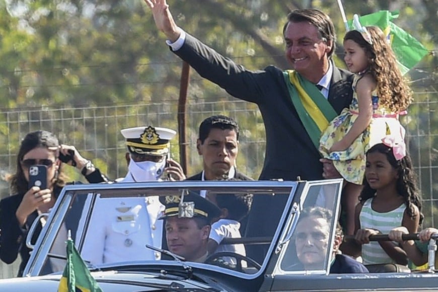 Piquet conduciendo el auomóvil que trasladó a Bolsonaro en el Día de la Independencia de Brasil.