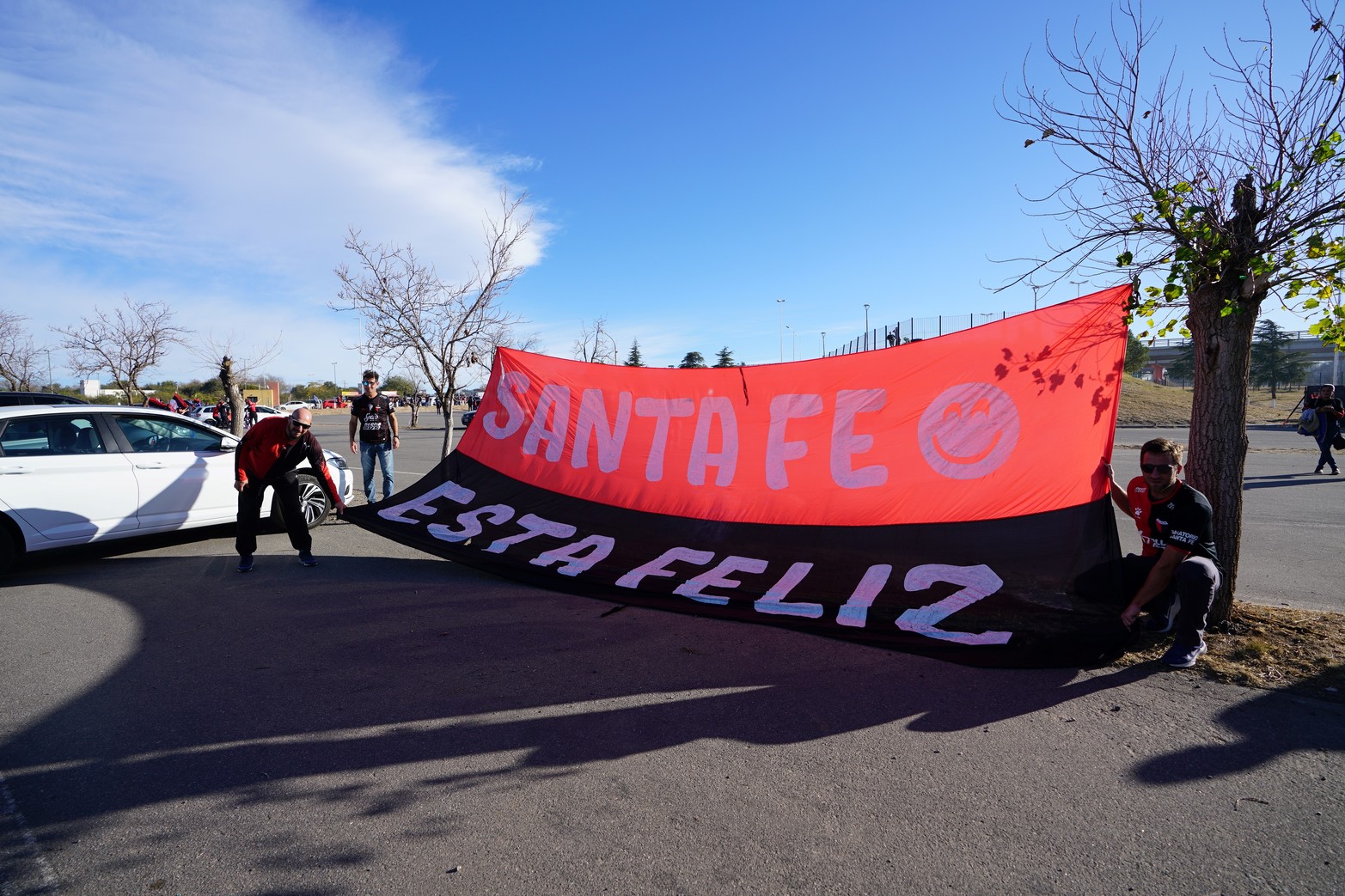 Gran cantidad de hinchas sabaleros ya llegaron al Estadio Kempes para asistir al encuentro de Colón con Talleres.