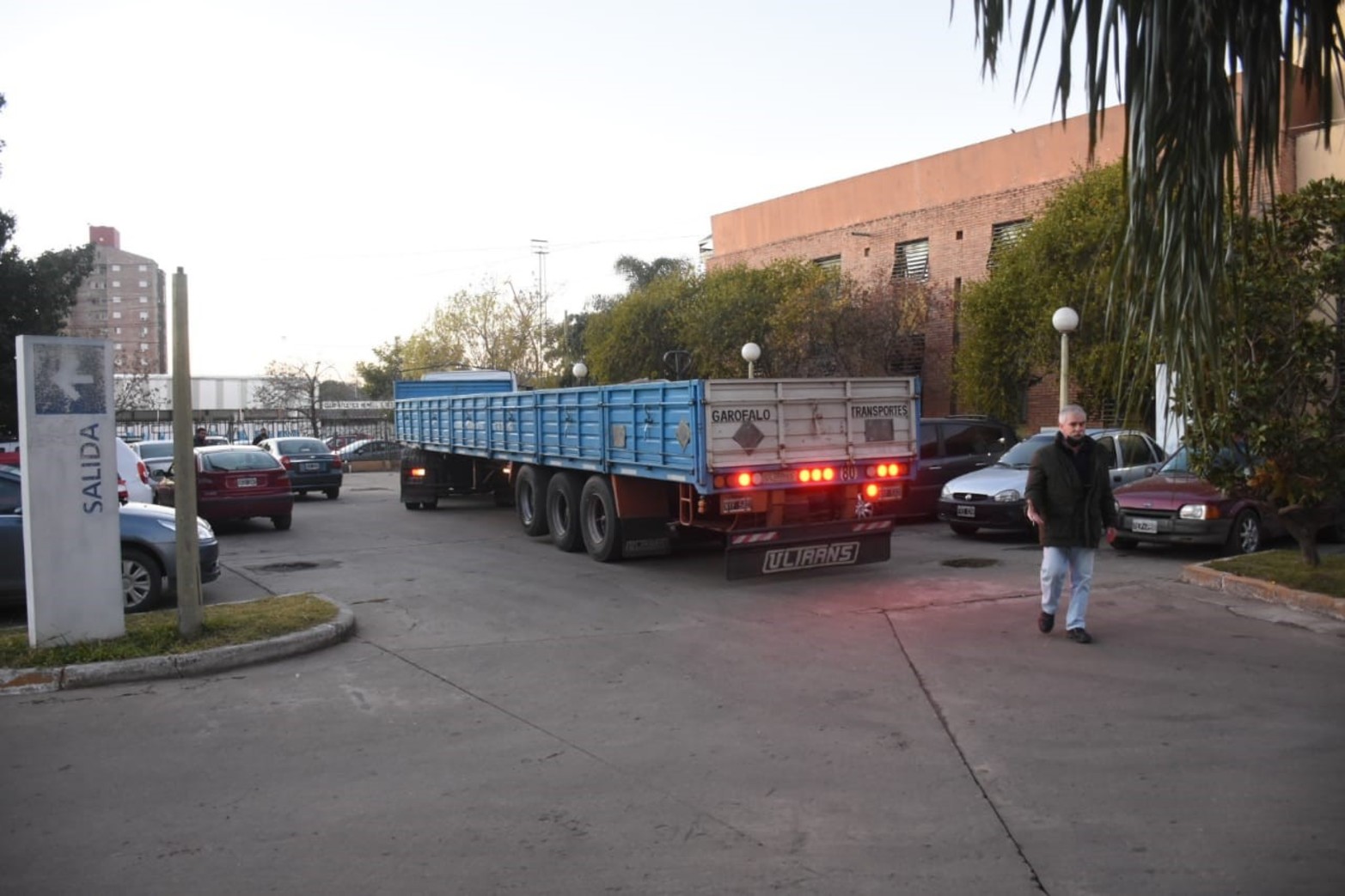 El resonador llegó al Hospital Alassia y con una grúa lograron bajarlo.  El equipo de grandes dimensiones pesa 5,5 toneladas. Por este miércoles se modificó el acceso a la guardia y a la consulta. Estiman terminar el operativo a las 18 horas.