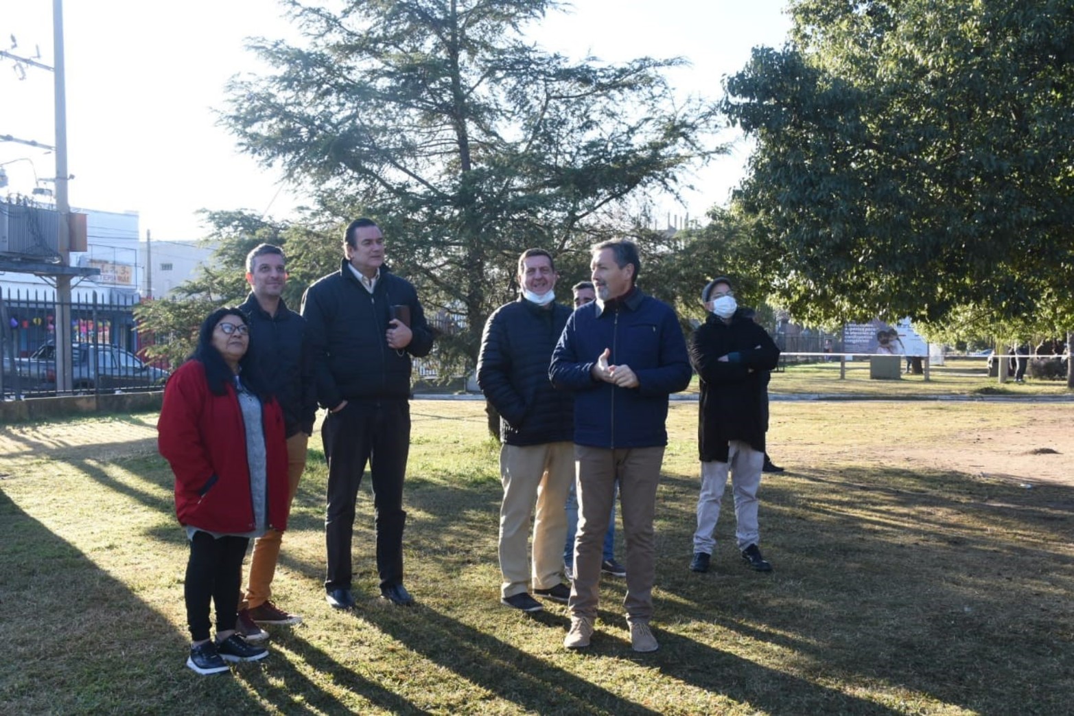 El resonador llegó al Hospital Alassia y con una grúa lograron bajarlo.  El equipo de grandes dimensiones pesa 5,5 toneladas. Por este miércoles se modificó el acceso a la guardia y a la consulta. Estiman terminar el operativo a las 18 horas.