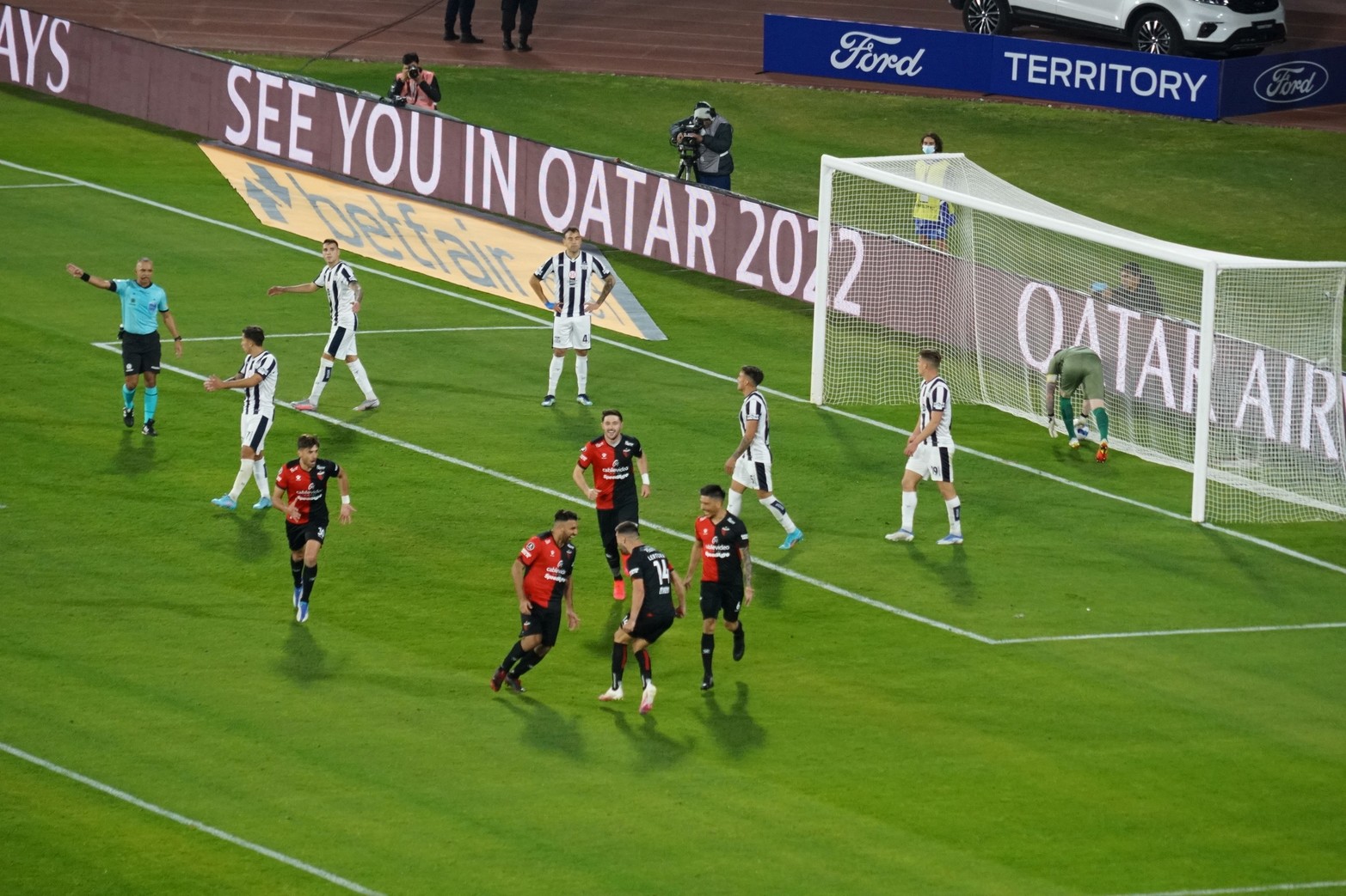  Por la ida de los octavos de final de la Copa Libertadores, Colón y Talleres igualaron 1 a 1 en el estadio Mario Alberto Kempes. 