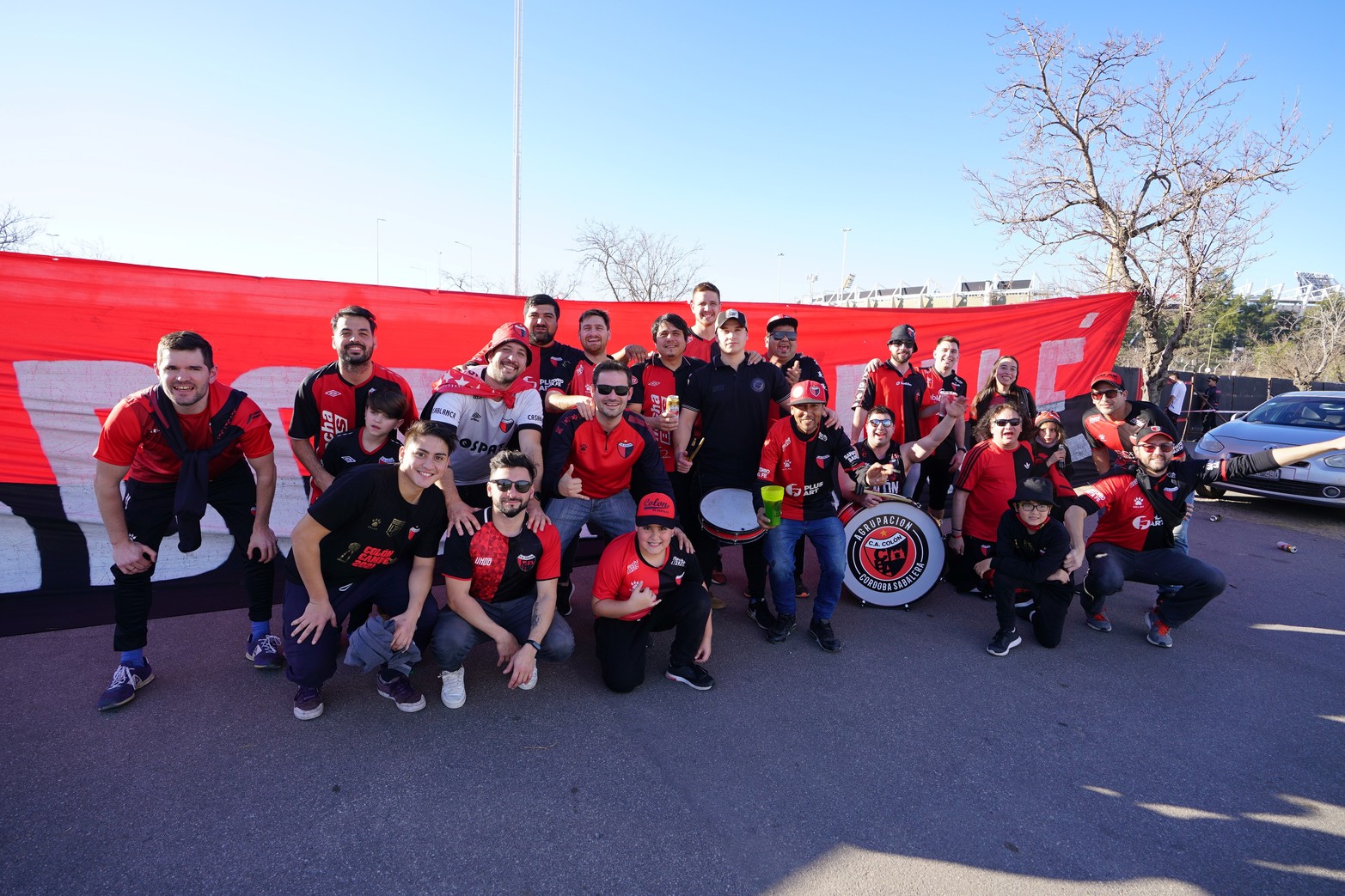 Gran cantidad de hinchas sabaleros ya llegaron al Estadio Kempes para asistir al encuentro de Colón con Talleres.