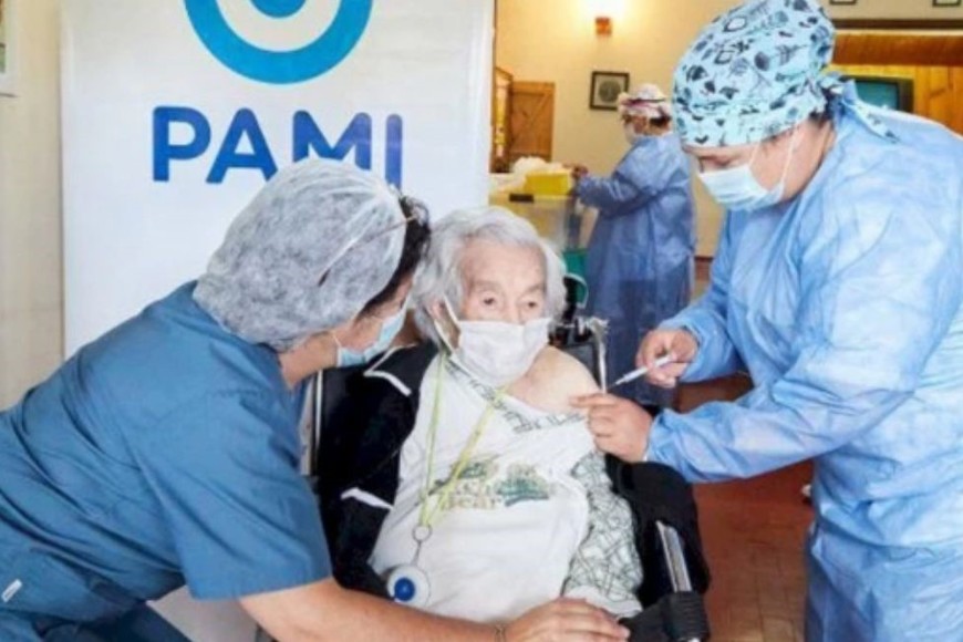 El momento en el que Casilda fue vacunada por primera vez contra el Covid.