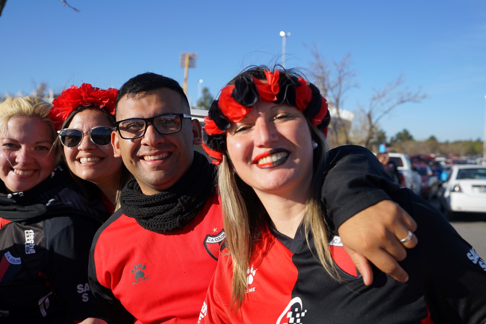 Gran cantidad de hinchas sabaleros ya llegaron al Estadio Kempes para asistir al encuentro de Colón con Talleres.