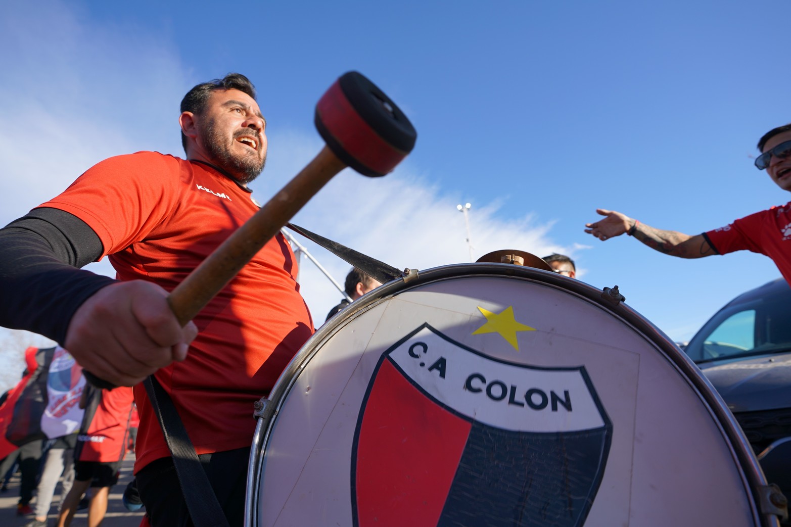 Gran cantidad de hinchas sabaleros ya llegaron al Estadio Kempes para asistir al encuentro de Colón con Talleres.