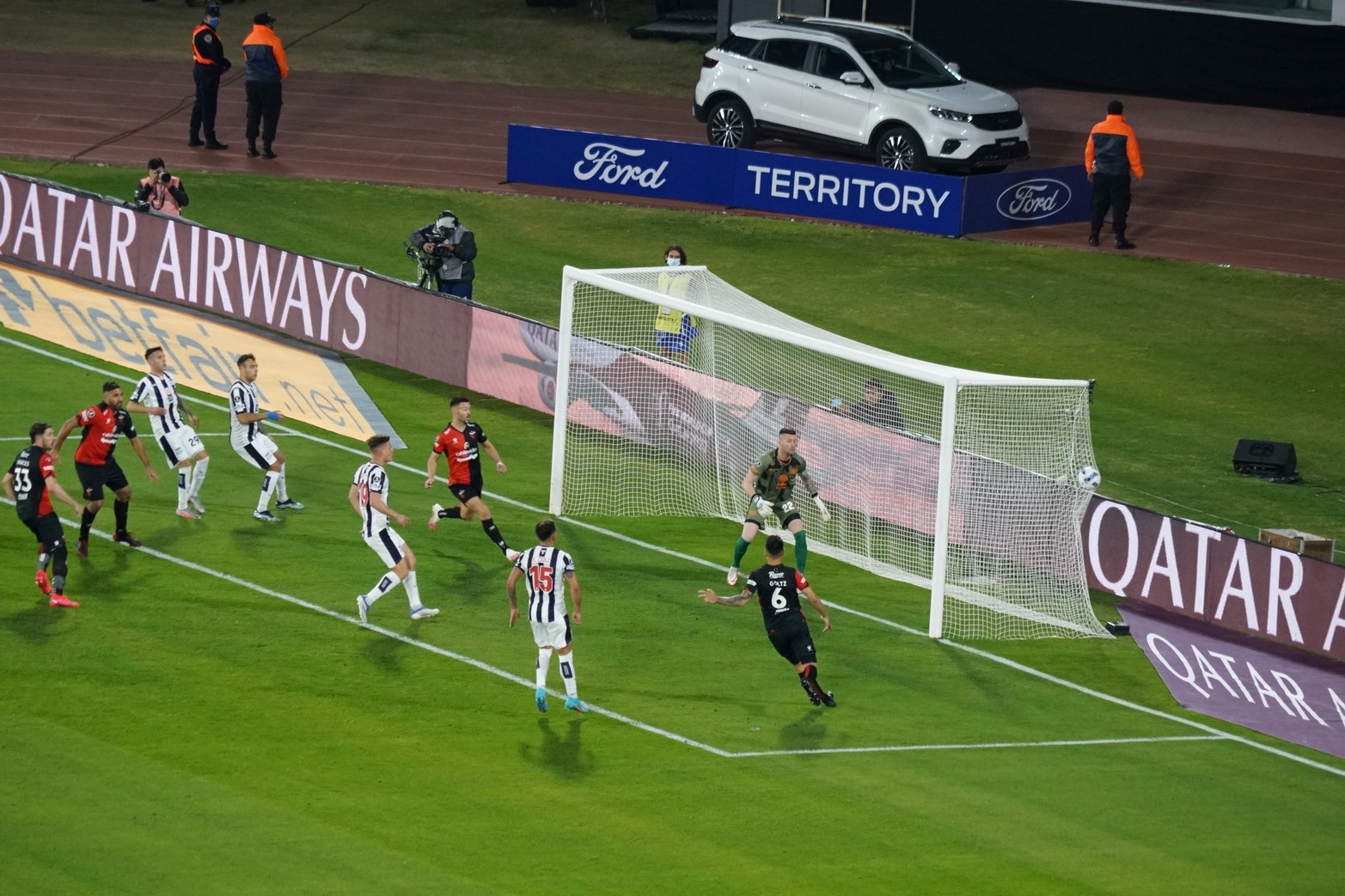  Por la ida de los octavos de final de la Copa Libertadores, Colón y Talleres igualaron 1 a 1 en el estadio Mario Alberto Kempes. 