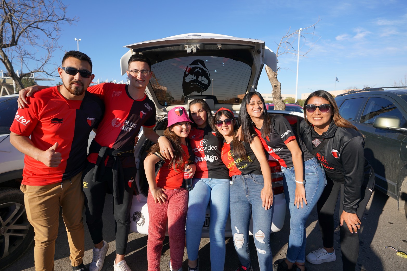 Gran cantidad de hinchas sabaleros ya llegaron al Estadio Kempes para asistir al encuentro de Colón con Talleres.