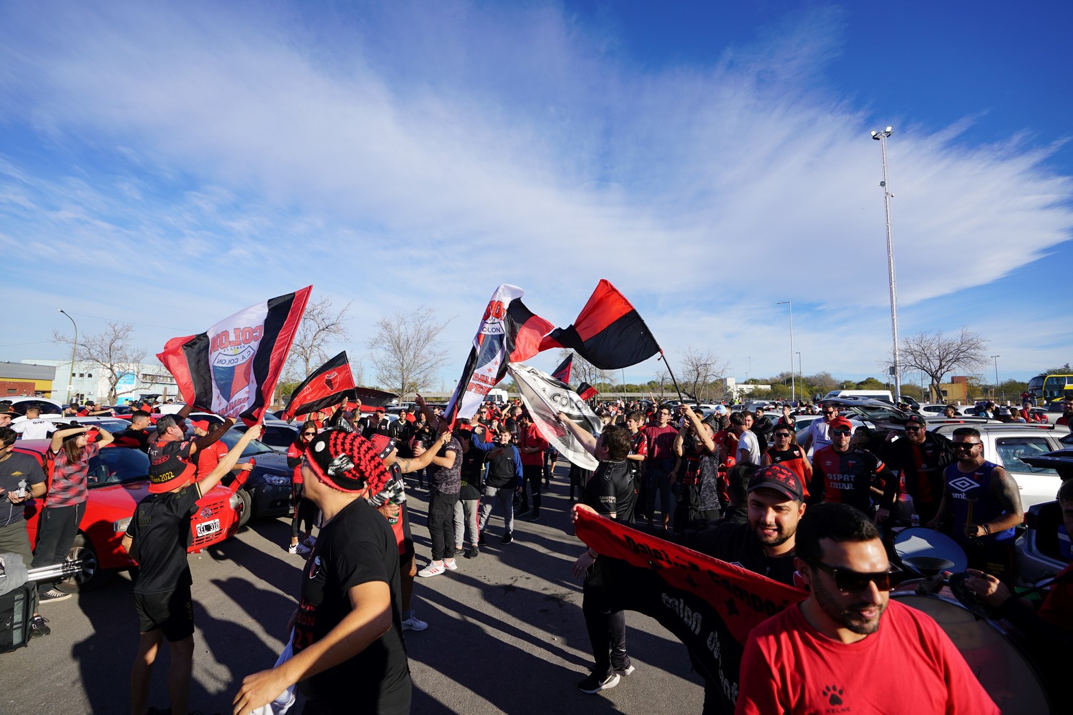 Gran cantidad de hinchas sabaleros ya llegaron al Estadio Kempes para asistir al encuentro de Colón con Talleres.