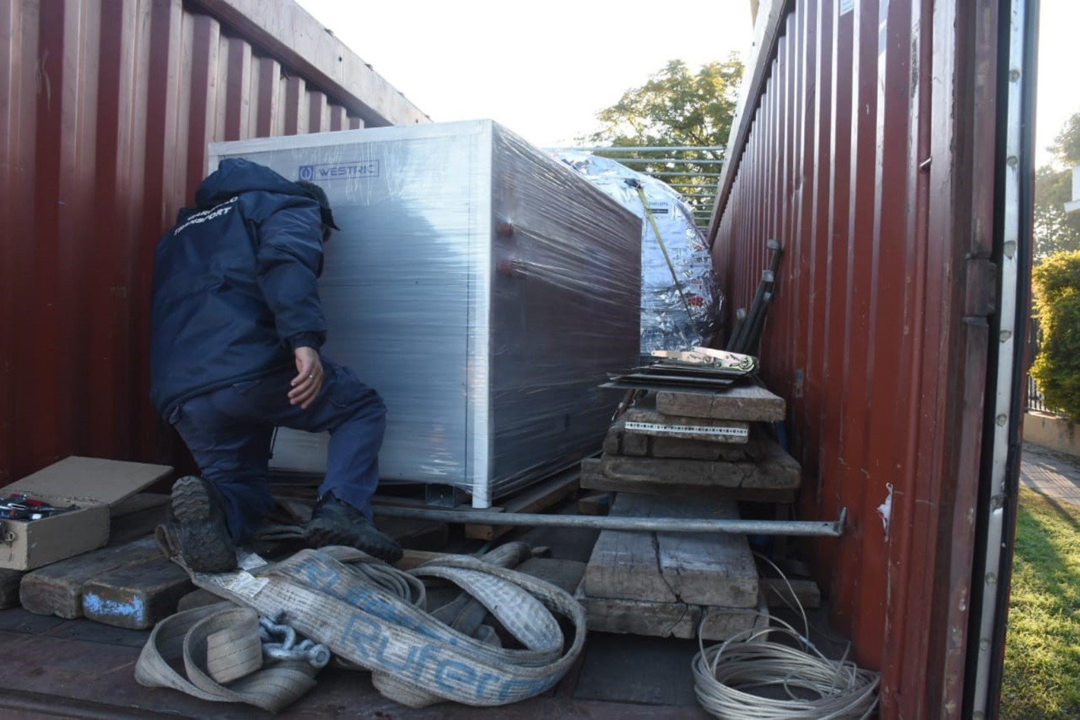 El resonador llegó al Hospital Alassia y con una grúa lograron bajarlo.  El equipo de grandes dimensiones pesa 5,5 toneladas. Por este miércoles se modificó el acceso a la guardia y a la consulta. Estiman terminar el operativo a las 18 horas.