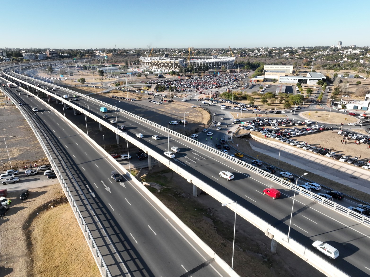 Gran cantidad de hinchas sabaleros ya llegaron al Estadio Kempes para asistir al encuentro de Colón con Talleres. Foto: Fernando Nicola