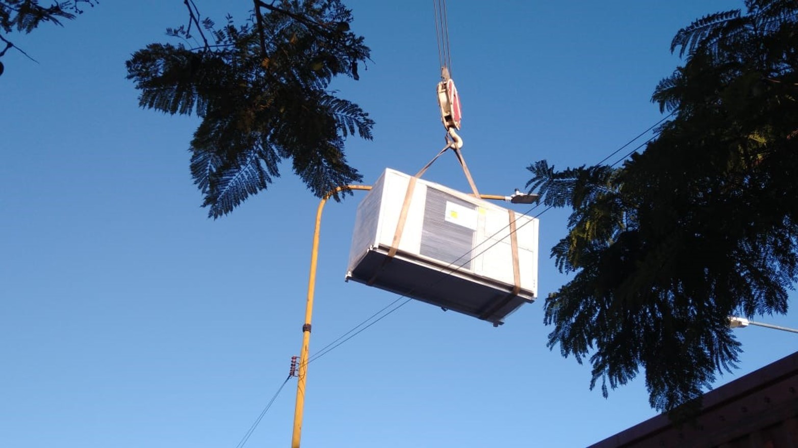 El resonador llegó al Hospital Alassia y con una grúa lograron bajarlo.  El equipo de grandes dimensiones pesa 5,5 toneladas. Por este miércoles se modificó el acceso a la guardia y a la consulta. Estiman terminar el operativo a las 18 horas.