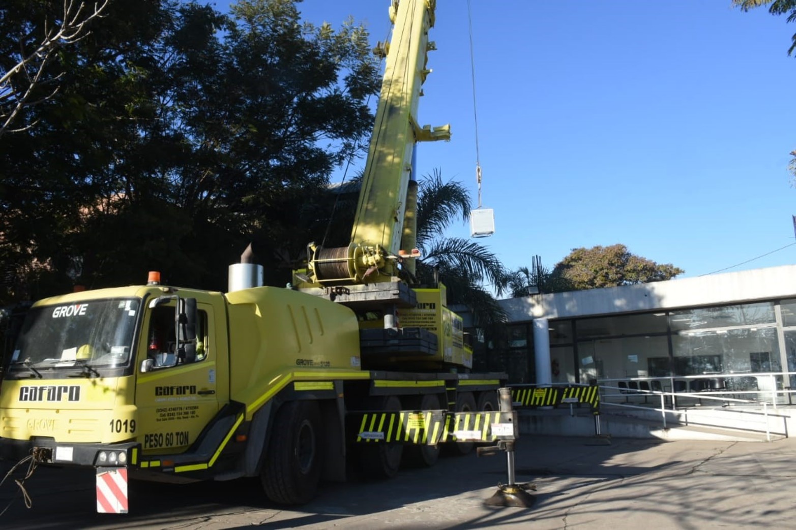 El resonador llegó al Hospital Alassia y con una grúa lograron bajarlo.  El equipo de grandes dimensiones pesa 5,5 toneladas. Por este miércoles se modificó el acceso a la guardia y a la consulta. Estiman terminar el operativo a las 18 horas.