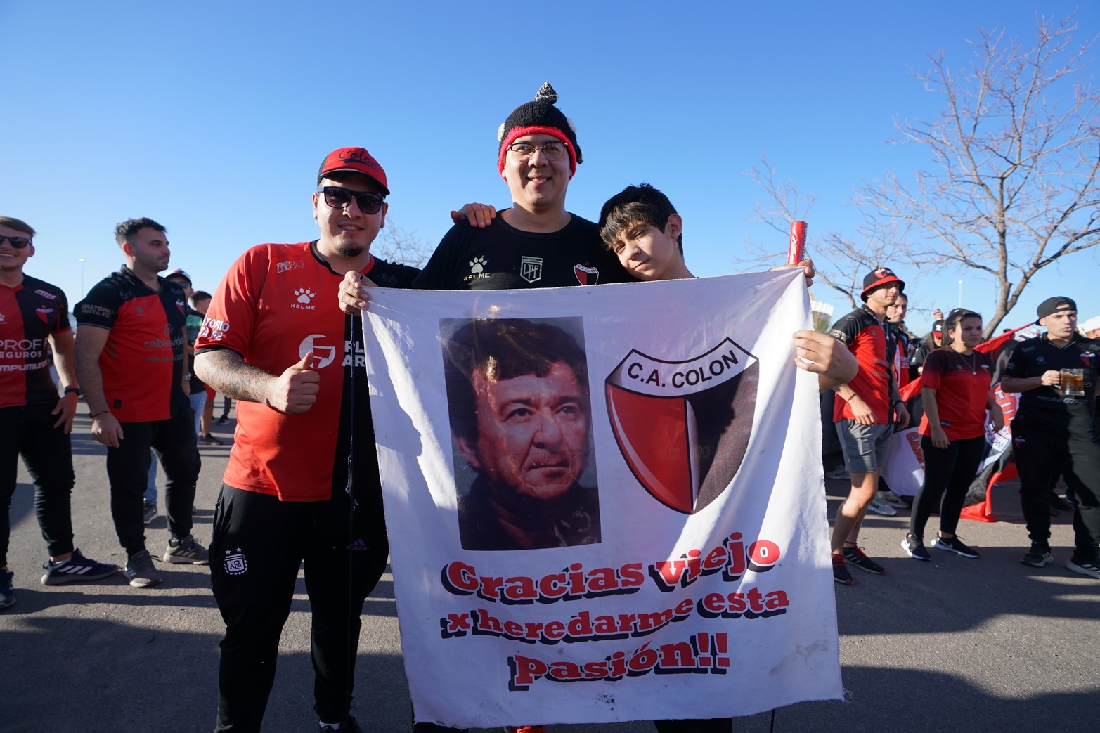 Gran cantidad de hinchas sabaleros ya llegaron al Estadio Kempes para asistir al encuentro de Colón con Talleres.