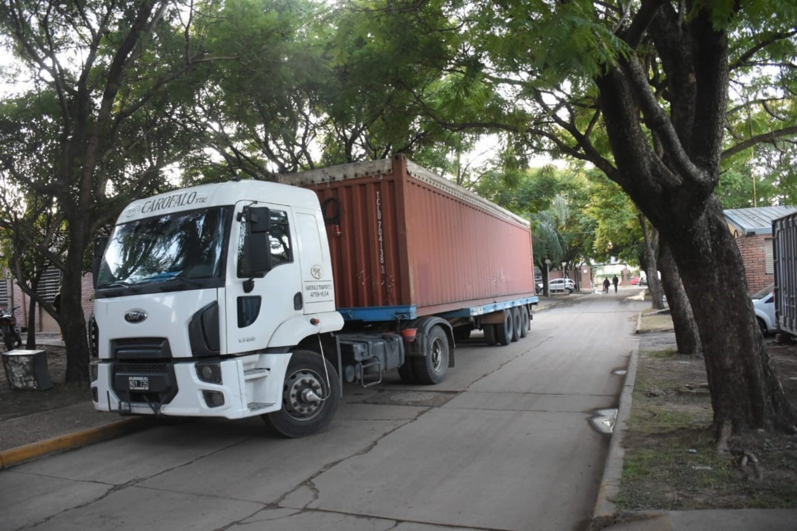 El resonador llegó al Hospital Alassia y con una grúa lograron bajarlo.  El equipo de grandes dimensiones pesa 5,5 toneladas. Por este miércoles se modificó el acceso a la guardia y a la consulta. Estiman terminar el operativo a las 18 horas.