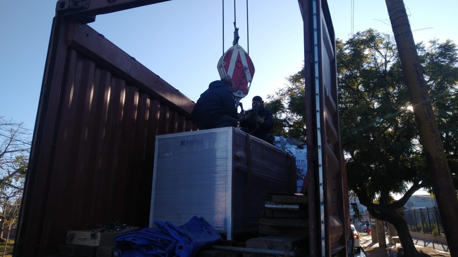 El resonador llegó al Hospital Alassia y con una grúa lograron bajarlo.  El equipo de grandes dimensiones pesa 5,5 toneladas. Por este miércoles se modificó el acceso a la guardia y a la consulta. Estiman terminar el operativo a las 18 horas.