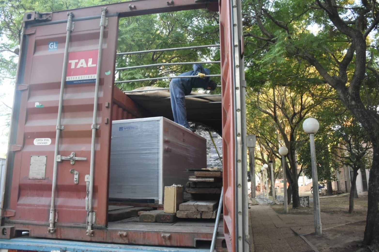 El resonador llegó al Hospital Alassia y con una grúa lograron bajarlo.  El equipo de grandes dimensiones pesa 5,5 toneladas. Por este miércoles se modificó el acceso a la guardia y a la consulta. Estiman terminar el operativo a las 18 horas.