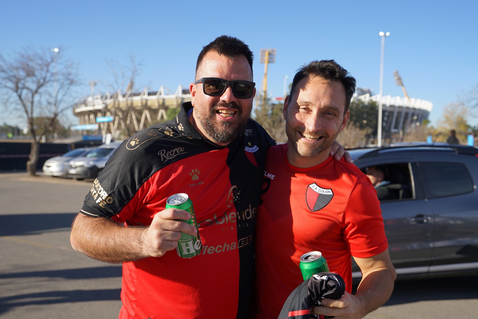 Gran cantidad de hinchas sabaleros ya llegaron al Estadio Kempes para asistir al encuentro de Colón con Talleres.