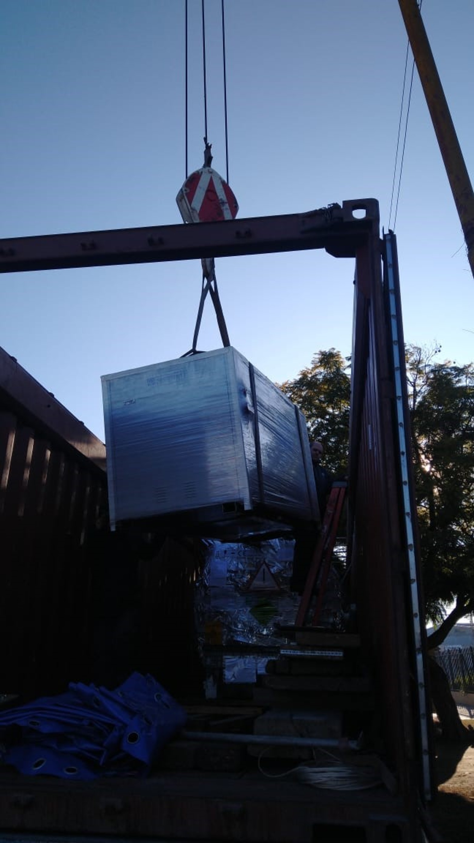 El resonador llegó al Hospital Alassia y con una grúa lograron bajarlo.  El equipo de grandes dimensiones pesa 5,5 toneladas. Por este miércoles se modificó el acceso a la guardia y a la consulta. Estiman terminar el operativo a las 18 horas.