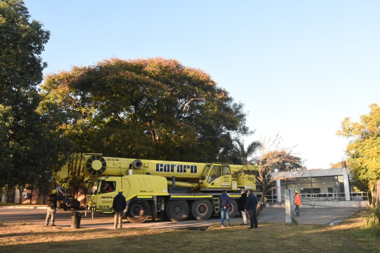 El resonador llegó al Hospital Alassia y con una grúa lograron bajarlo.  El equipo de grandes dimensiones pesa 5,5 toneladas. Por este miércoles se modificó el acceso a la guardia y a la consulta. Estiman terminar el operativo a las 18 horas.