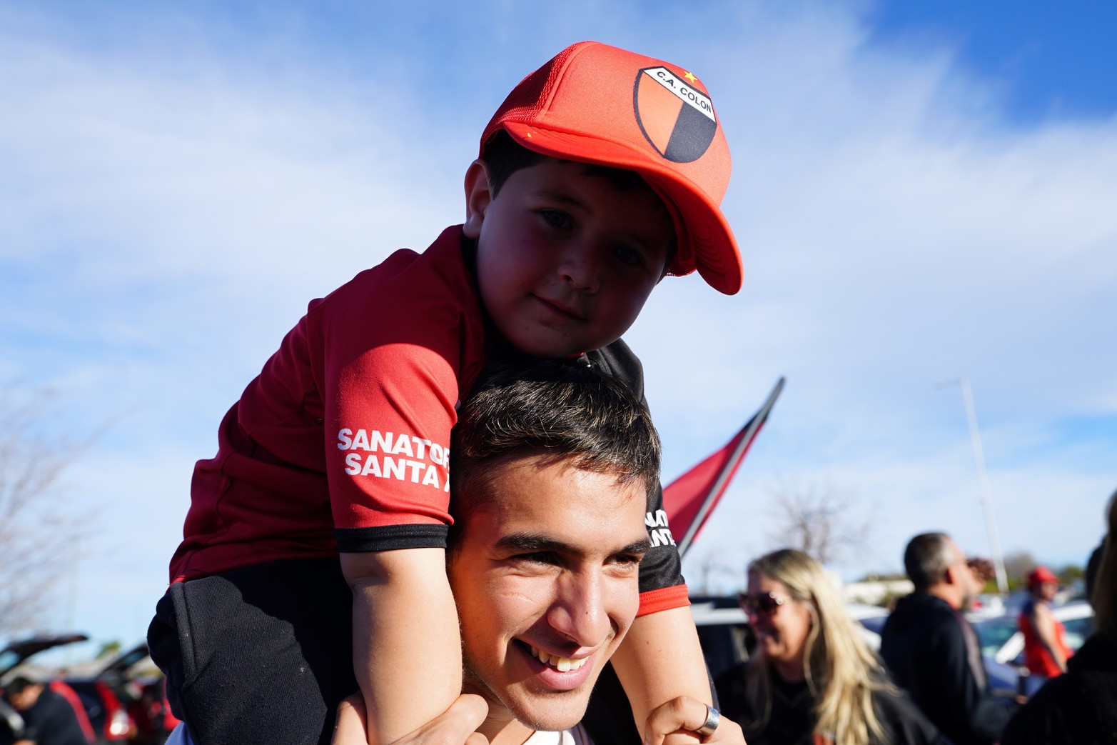 Gran cantidad de hinchas sabaleros ya llegaron al Estadio Kempes para asistir al encuentro de Colón con Talleres.