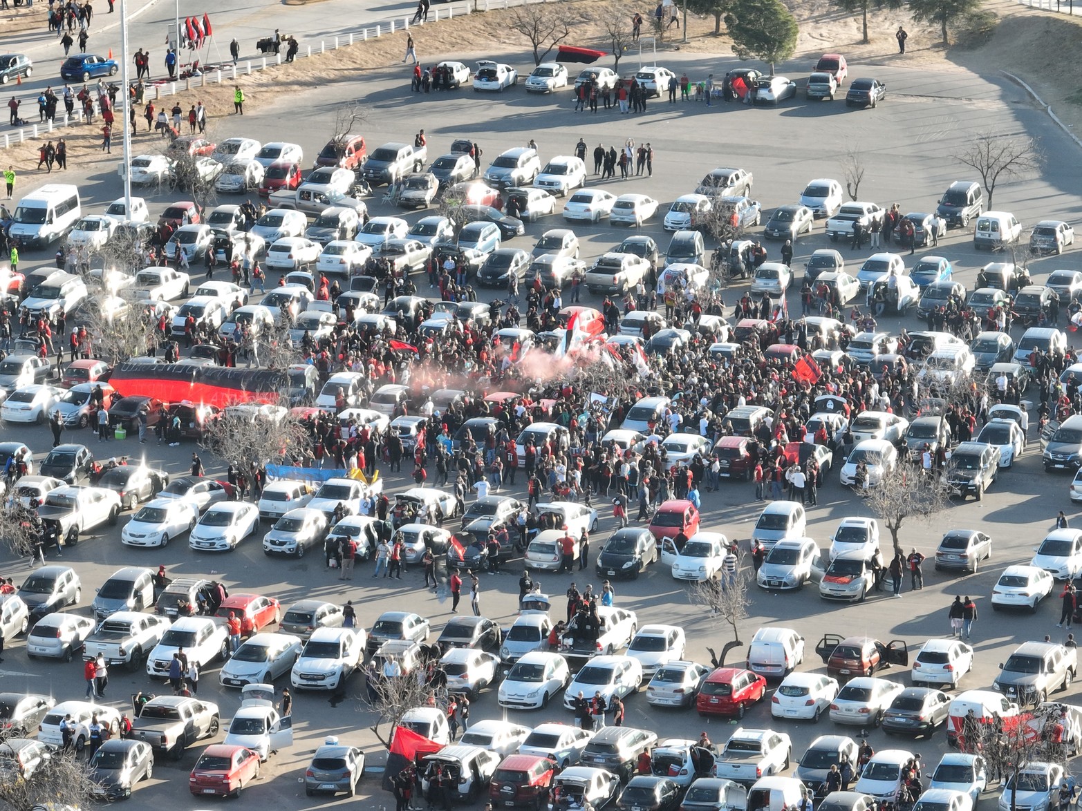 Gran cantidad de hinchas sabaleros ya llegaron al Estadio Kempes para asistir al encuentro de Colón con Talleres. Foto: Fernando Nicola