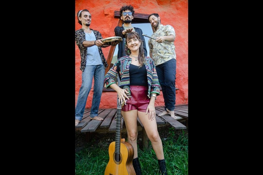 Agostina con sus músicos. Gentileza producción