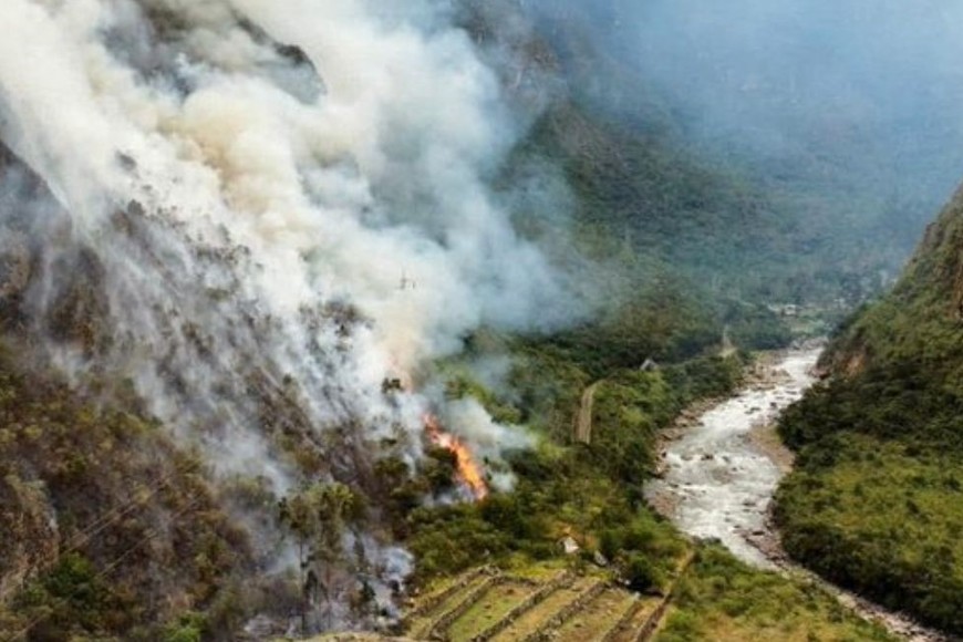Los bomberos trabajan para apagar los incendio s