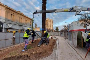 Estos dispositivos están siendo temporariamente removidos para permitir los trabajos de remodelamiento de los canteros, y en la medida en que las tareas avanzan, se están reinstalando. Foto: Municipalidad de Rafaela