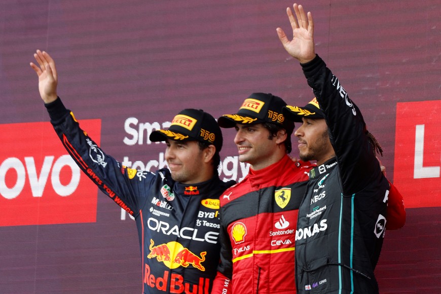 Formula One F1 - British Grand Prix - Silverstone Circuit, Silverstone, Britain - July 3, 2022
Ferrari's Carlos Sainz Jr. celebrates on the podium after winning the race with second placed Red Bull's Sergio Perez and third placed Mercedes' Lewis Hamilton REUTERS/Peter Cziborra