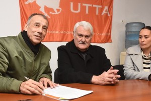 Por parte de UTTA, el Secretario Tesorero, Luis Alberto Leguiza, y la Vocal Titular, Stefania Felice, firmaron el acuerdo con el presidente del Jockey Club Santa Fe, Carlos Morcillo.