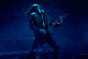 El personaje Eddie interpretando el mítico tema de Metallica en Stranger Things