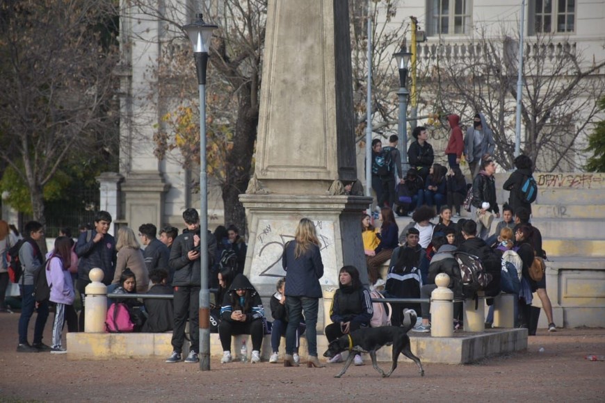 Los alumnos fueron evacuados y esperaron en la Plaza España mientras las autoridades realizaban la inspección. Foto: Pablo Aguirre.