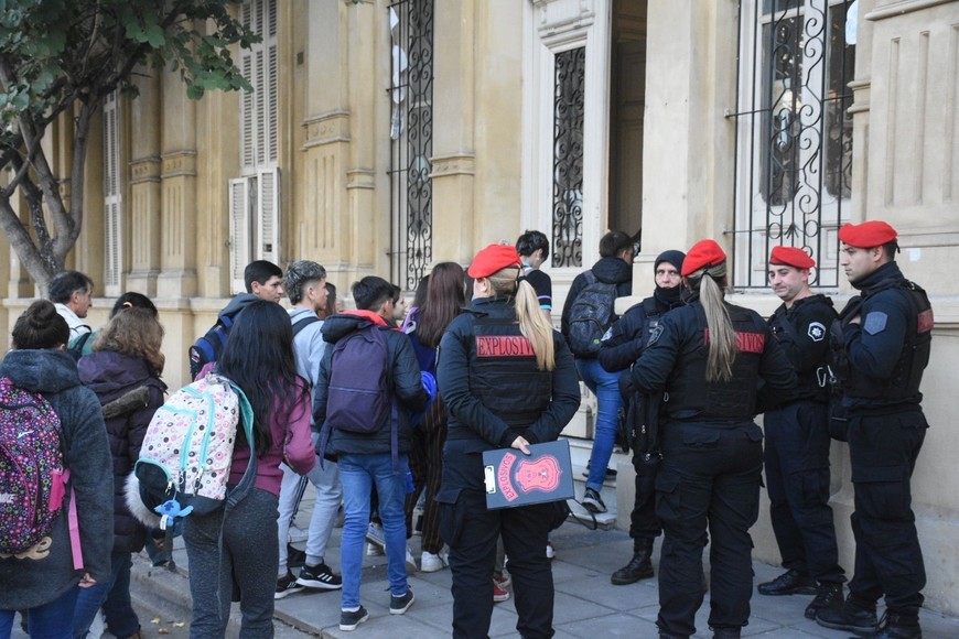 Los alumnos reingresaron al edificio cerca de las 17. Foto: Manuel Fabatía.