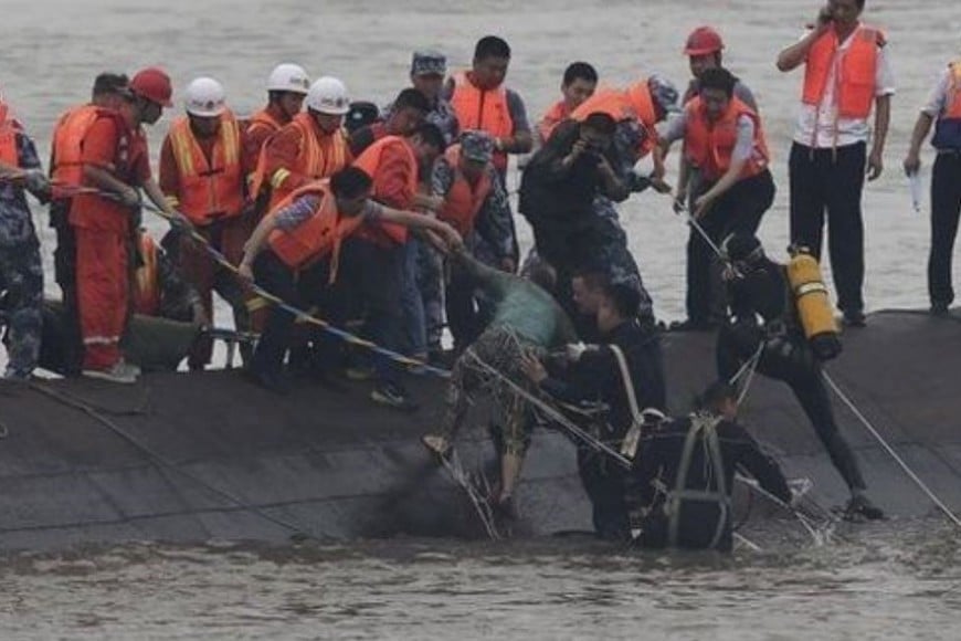 Del total de treinta personas a bordo de la embarcación, tres pudieron ser rescatados