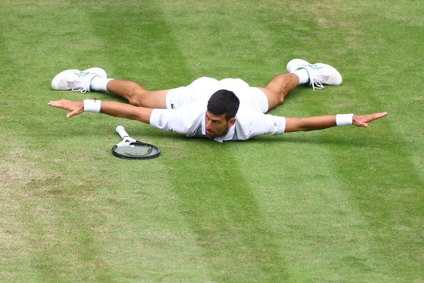 Tennis - Wimbledon - All England Lawn Tennis and Croquet Club, London, Britain - July 5, 2022  
Serbia's Novak Djokovic reacts during his quarter final match against Italy's Jannik Sinner REUTERS/Hannah Mckay