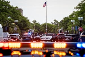(220704) -- CHICAGO, 4 julio, 2022 (Xinhua) -- Vehículos de la policía vigilan en el sitio donde se registró un tiroteo masivo en Highland Park, en los suburbios del norte de Chicago, Estados Unidos, el 4 de julio de 2022. Seis personas murieron en un tiroteo masivo ocurrido la mañana del lunes en un desfile por el Día de la Independencia en Highland Park, en los suburbios del norte de Chicago, Illinois. (Xinhua/Chris Riha/ZUMAPRESS) (ra) (vf)