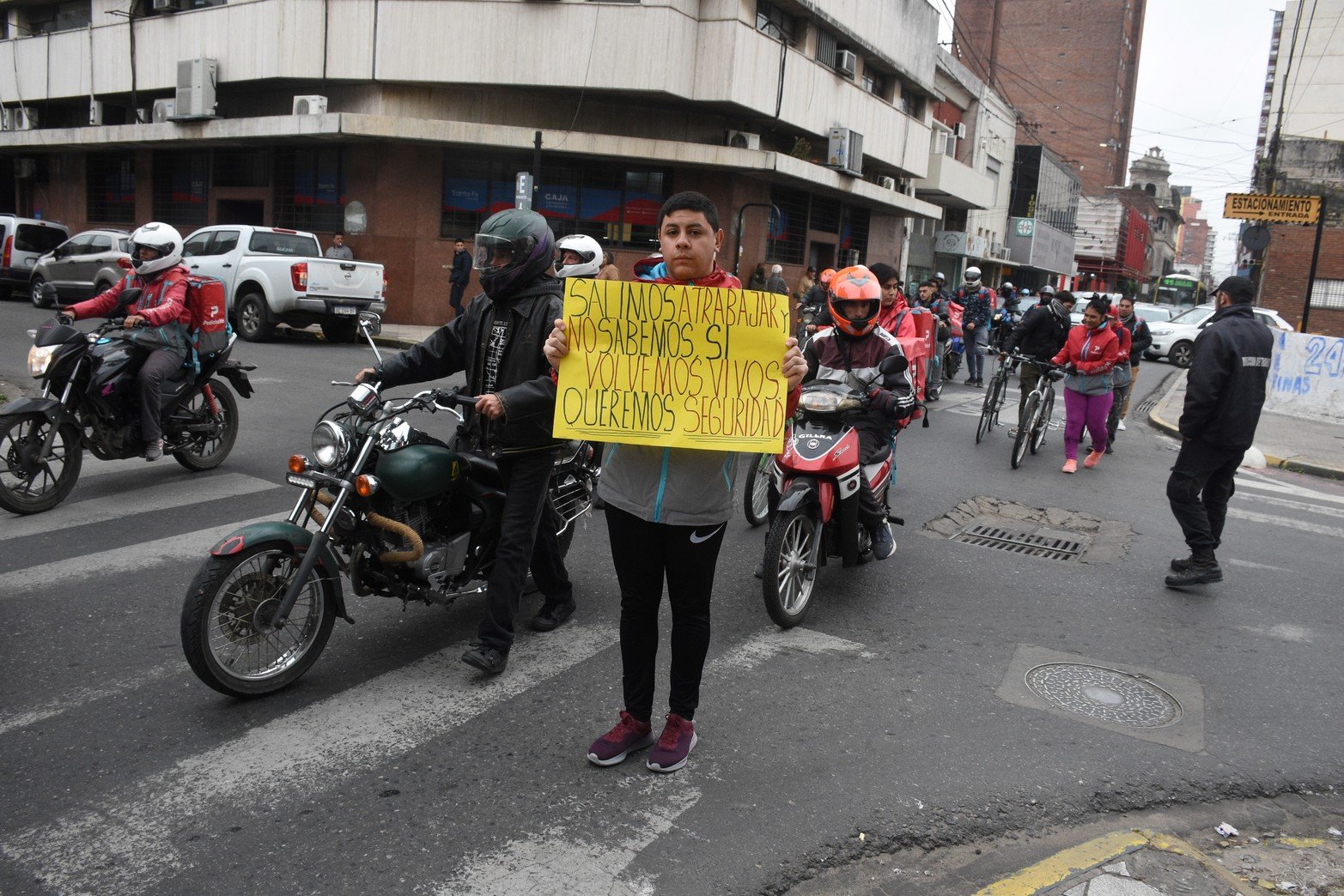 Cadetes que brindan el servicio de entrega de comida a domicilio se manifestaron en reclamo de mayor seguridad. Se juntaron en bulevar, siguieron por el microcentro y llegaron hasta Casa de Gobierno. Piden que se tomen medidas. Foto Guillermo Di Salvatore