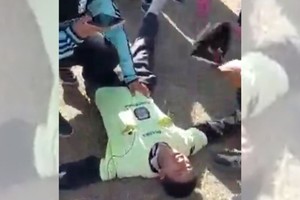 "Cuando me quiero dar vuelta, reacciona con una piña en la cara y me caigo. Me quise levantar pero me dio una patada en las costillas y después otras tres en la cabeza. Quedé tirada inconsciente", contó Camila.