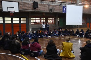 En rondas, las tribus compartieron durante la jornada lo que aprendieron en clases, permitiendo un momento de relación entre pares, dando lugar a la escucha respetuosa del otro y al intercambio sin distinción de cursos. Crédito: Flavio Raina