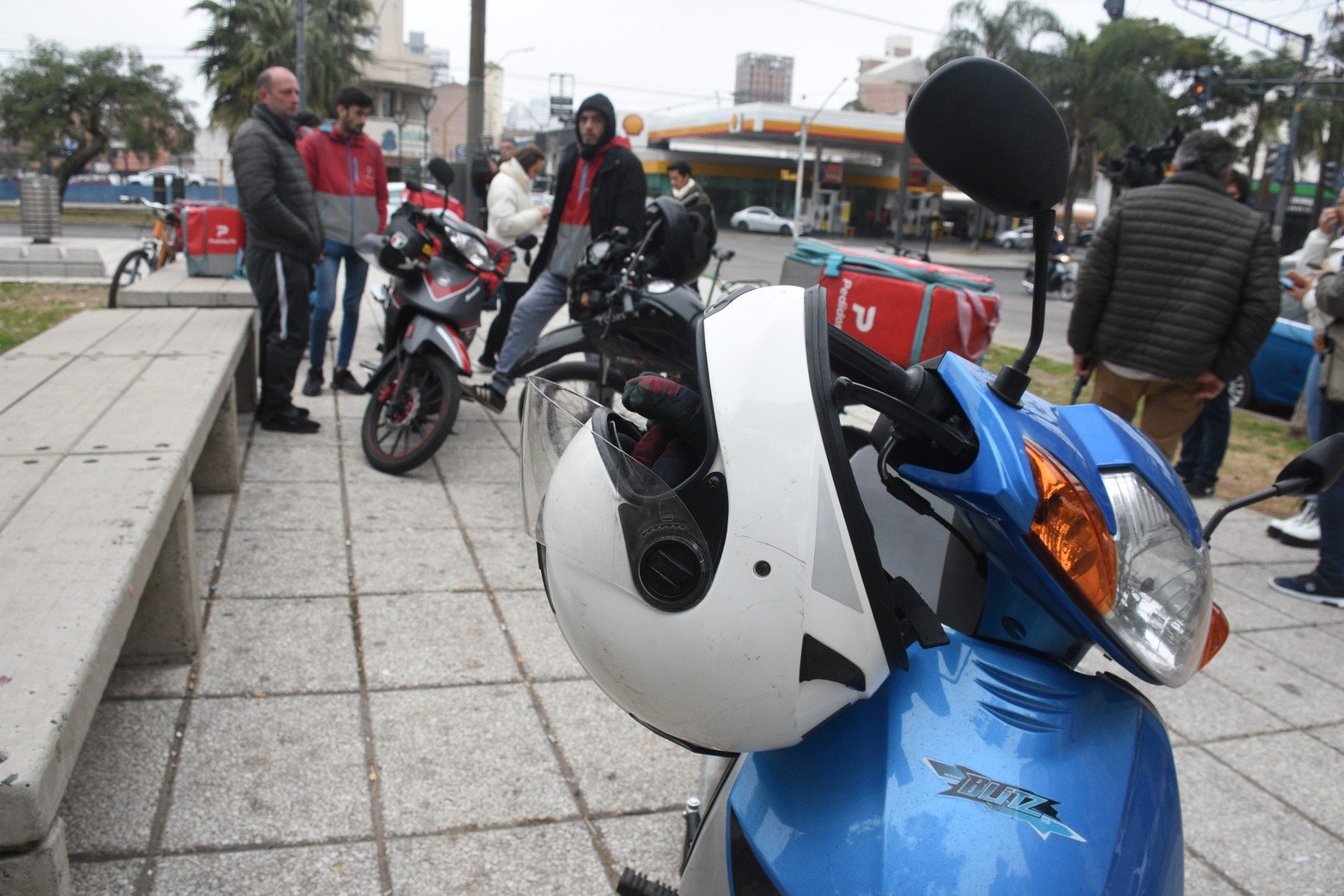 Cadetes que brindan el servicio de entrega de comida a domicilio se manifestaron en reclamo de mayor seguridad. Se juntaron en bulevar, siguieron por el microcentro y llegaron hasta Casa de Gobierno. Piden que se tomen medidas. Foto Guillermo Di Salvatore