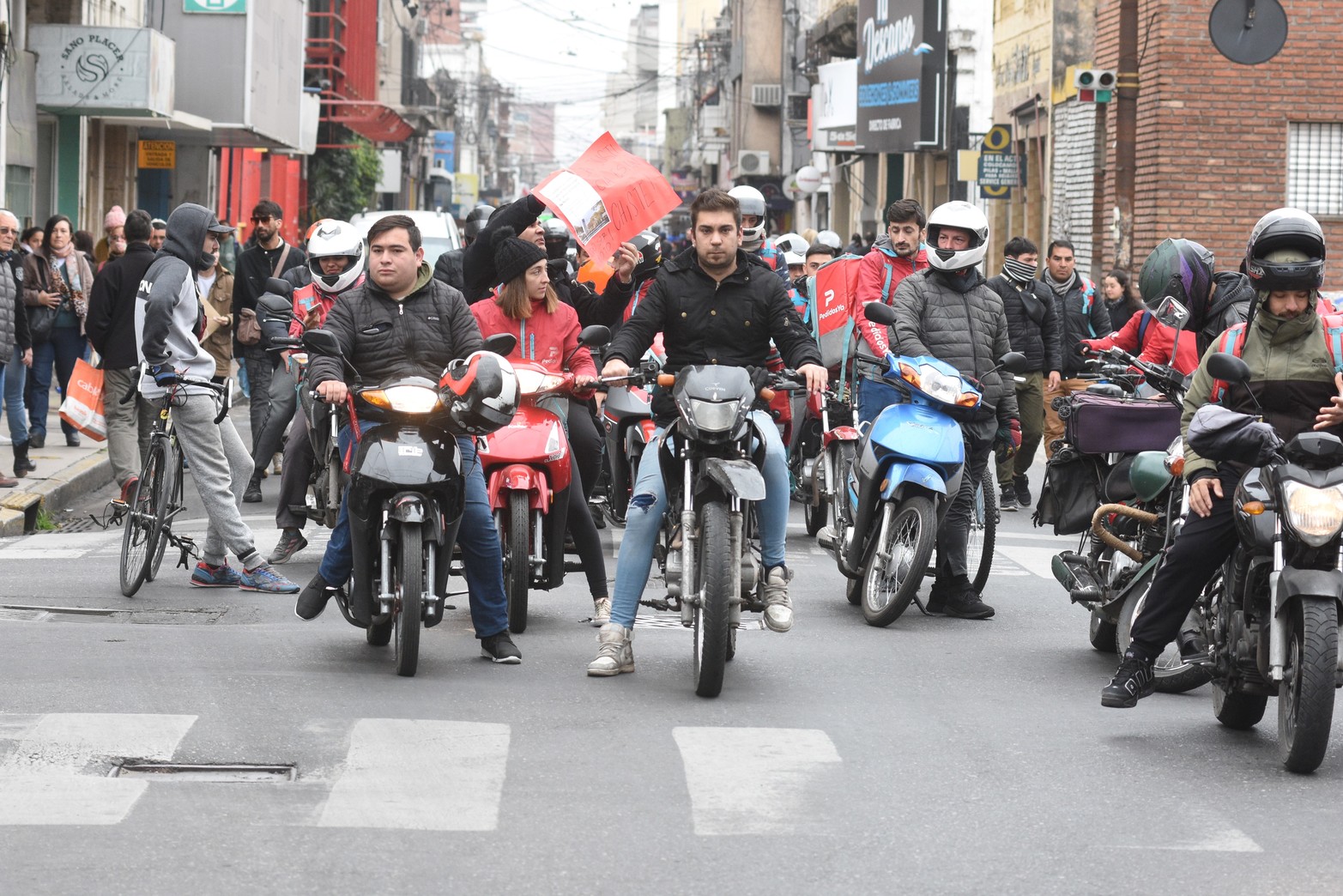 Cadetes que brindan el servicio de entrega de comida a domicilio se manifestaron en reclamo de mayor seguridad. Se juntaron en bulevar, siguieron por el microcentro y llegaron hasta Casa de Gobierno. Piden que se tomen medidas. Foto Guillermo Di Salvatore.