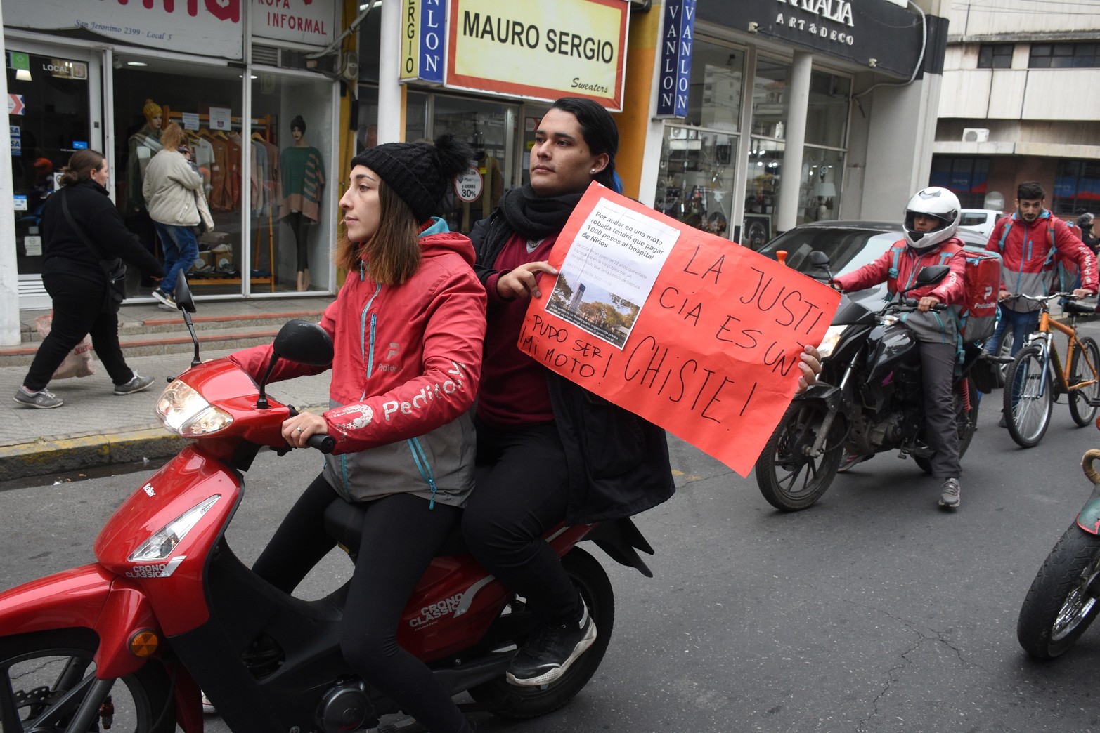 Cadetes que brindan el servicio de entrega de comida a domicilio se manifestaron en reclamo de mayor seguridad. Se juntaron en bulevar, siguieron por el microcentro y llegaron hasta Casa de Gobierno. Piden que se tomen medidas. Foto Guillermo Di Salvatore