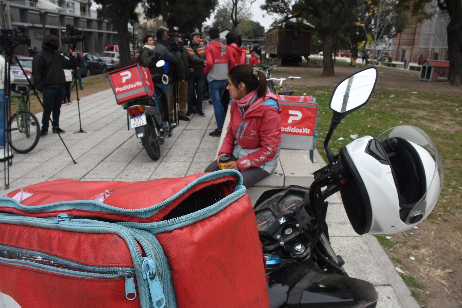 Cadetes que brindan el servicio de entrega de comida a domicilio se manifestaron en reclamo de mayor seguridad. Se juntaron en bulevar, siguieron por el microcentro y llegaron hasta Casa de Gobierno. Piden que se tomen medidas. Foto Guillermo Di Salvatore