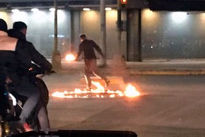 Malabares y un círculo de fuego en plena Av. Aristóbulo del Valle. "¿Quién controla", se preguntó quien tomó la imagen.