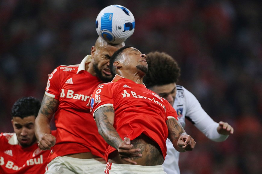Soccer Football - Copa Sudamericana - Round of 16 - Second Leg - Internacional v Colo Colo - Estadio Beira-Rio, Porto Alegre, Brazil - July 5, 2022
Internacional's Rodrigo Moledo in action with Colo-Colo's Maximiliano Falcon REUTERS/Diego Vara